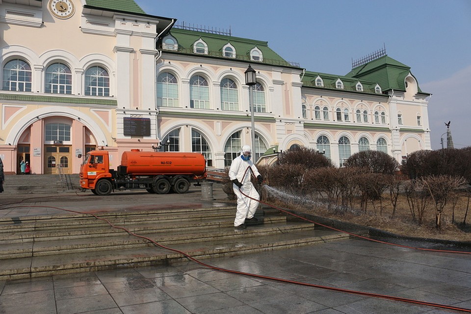 Хлоркой по коронавирусу: Привокзальную площадь в Хабаровске обработали от опасной инфекции Фото: Борис КОКУРИН