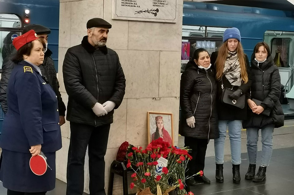 Помолчать вместе к доске пришли участники событий и потерявшие родных. Фото: Ассоциация оказания помощи жертвам терактов и ЧС «Надо жить!»