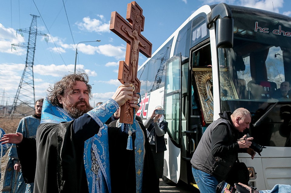 Священники предлагали гражданам молиться во время объезда. Фото: Валерий ЗВОНАРЕВ