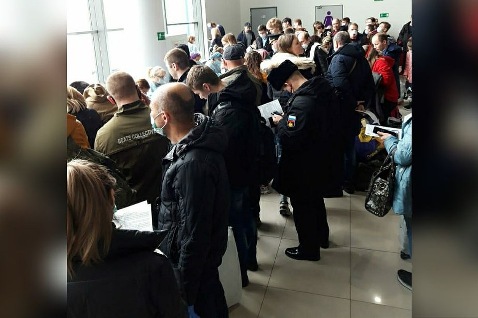 Социальная дистанция в аэропорту Владивостока не соблюдается. Фото: предоставлено читательницей