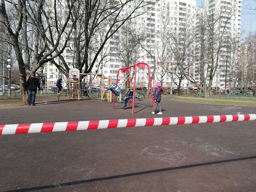 Площадка была огорожена такой же лентой Фото: Александр ШПАКОВСКИЙ