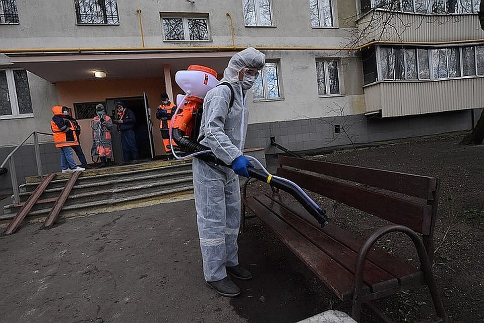 В домах, где у кого-нибудь выявляют коронавирус, проводят дезинфекцию. Фото: Владимир ВЕЛЕНГУРИН