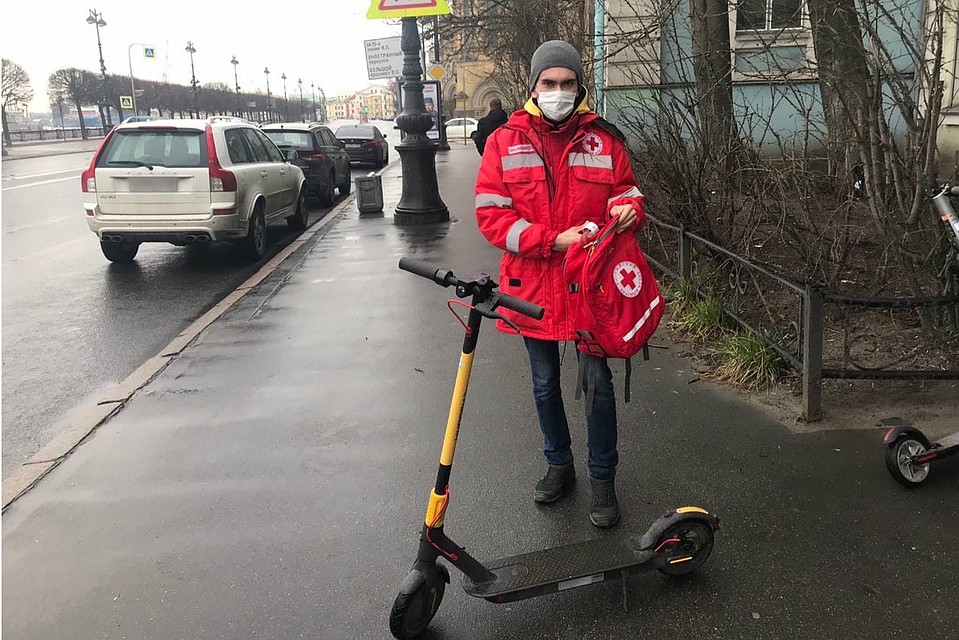 Люди в ярко-красных жилетках спешат к пожилым горожанам пешком, на электросамокатах и личном авто. Фото: Санкт-Петербургское региональное отделение Российского Красного Креста