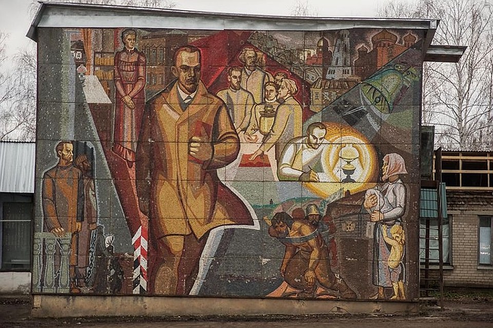 На панно изображена вся жизнь Ильича Фото: Светлана МАКОВЕЕВА