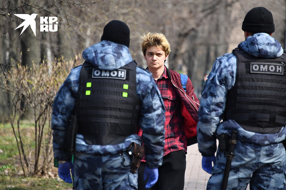 Проверка документов в столичном парке в дни режима самоизоляции. Фото: Иван МАКЕЕВ