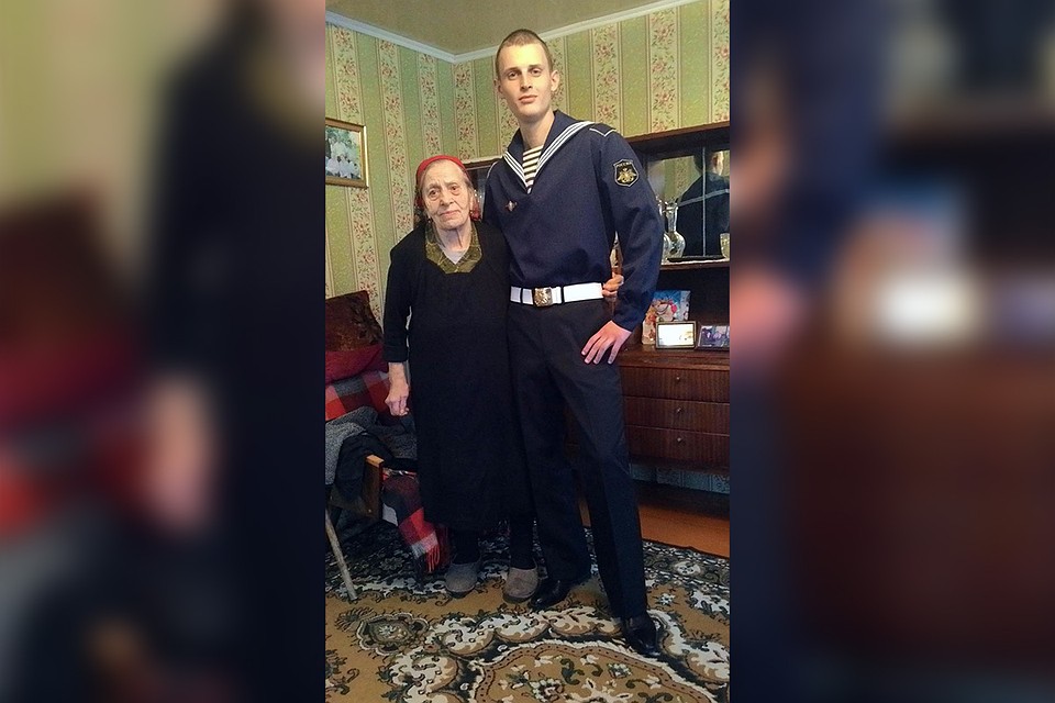 Нина Анисимова с внуком, вернувшимся после службы на флоте.