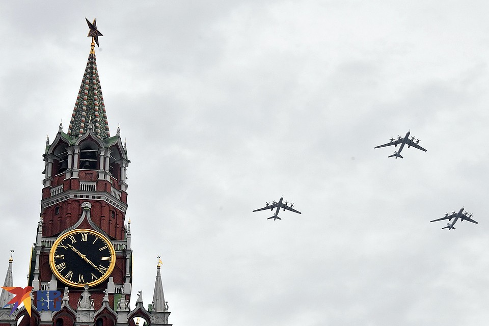 В Спасской башне Кремля, будет находиться главный пункт управления авиапарадом Фото: Владимир ВЕЛЕНГУРИН