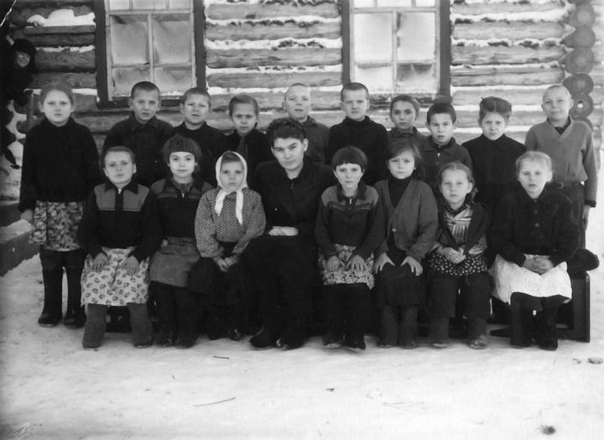 Валентина Рябцева со своими учениками в школе. Фото: личный архив Валентины Рябцевой