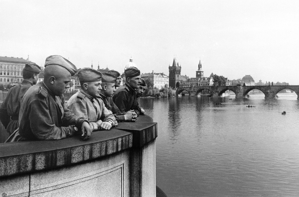 Советские воины на мосту через Влтаву в Праге, июнь 1945 г. Фото Г.Хомзора /Фотохроника ТАСС/