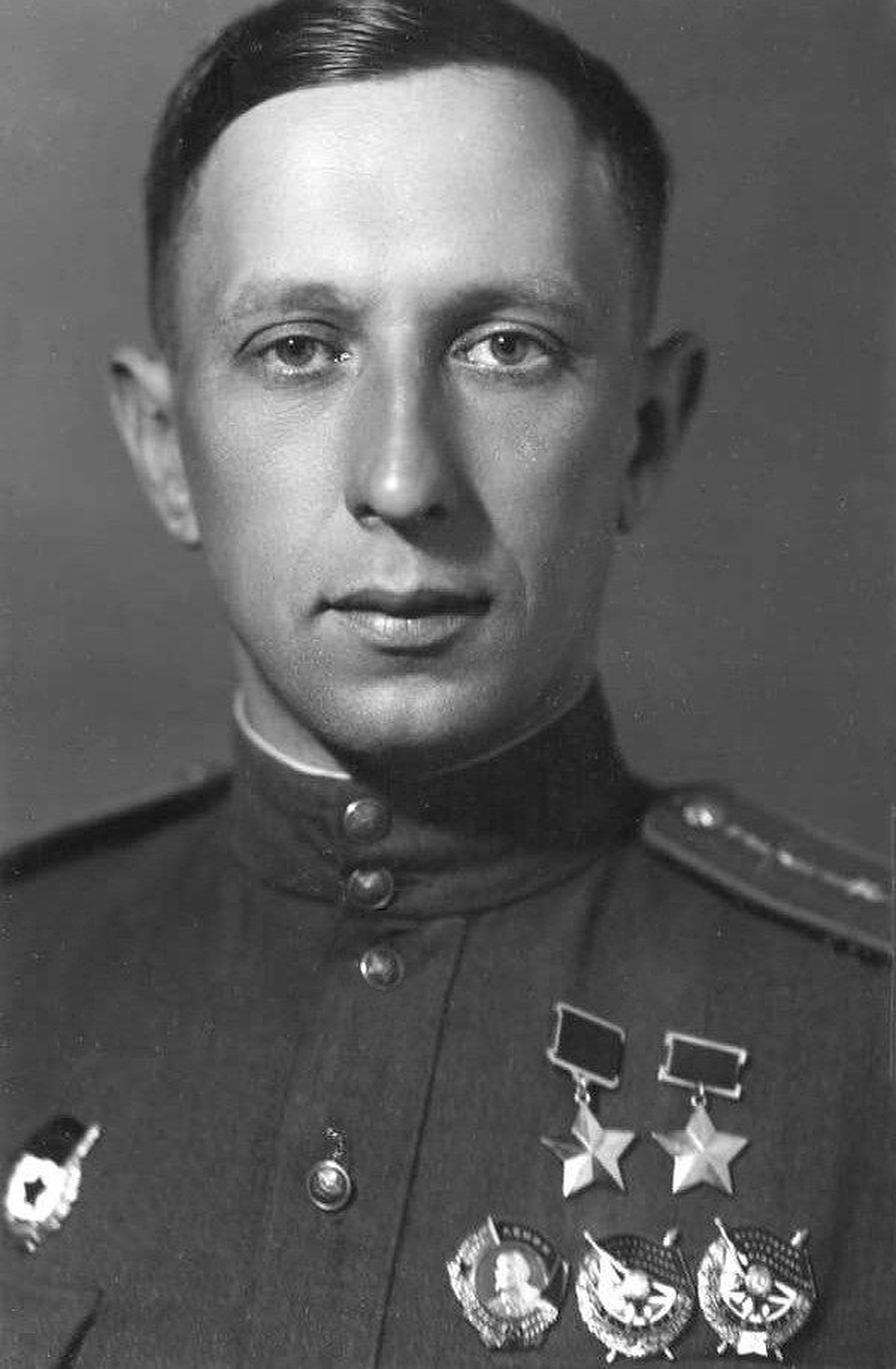 Осипов. Фото: Патриотический проект Российской ассоциацией героев «Герои страны» / Газета «Красная звезда», 1945 год