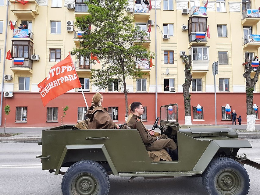 Все участники парада были в военной одежде советского образца. Фото: Екатерина СИМОХИНА