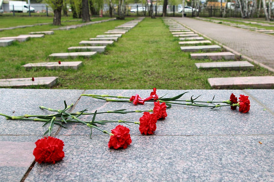 Гвоздики 9 мая несли ко всем мемориалам и памятникам ВОВ в городе Фото: Юлия ПЫХАЛОВА