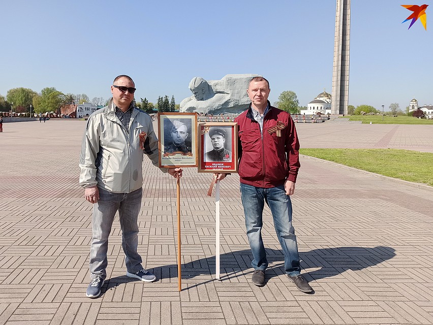 Братья в этом году решили не нарушать традицию приходить в крепость 9 Мая, но из-за коронавируса оставили семьи дома. Фото: Оксана БРОВАЧ
