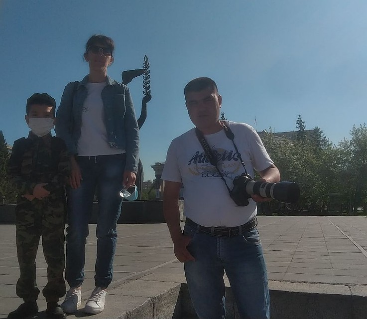 Эта семья приехала специально, чтобы посмотреть Парад Победы.