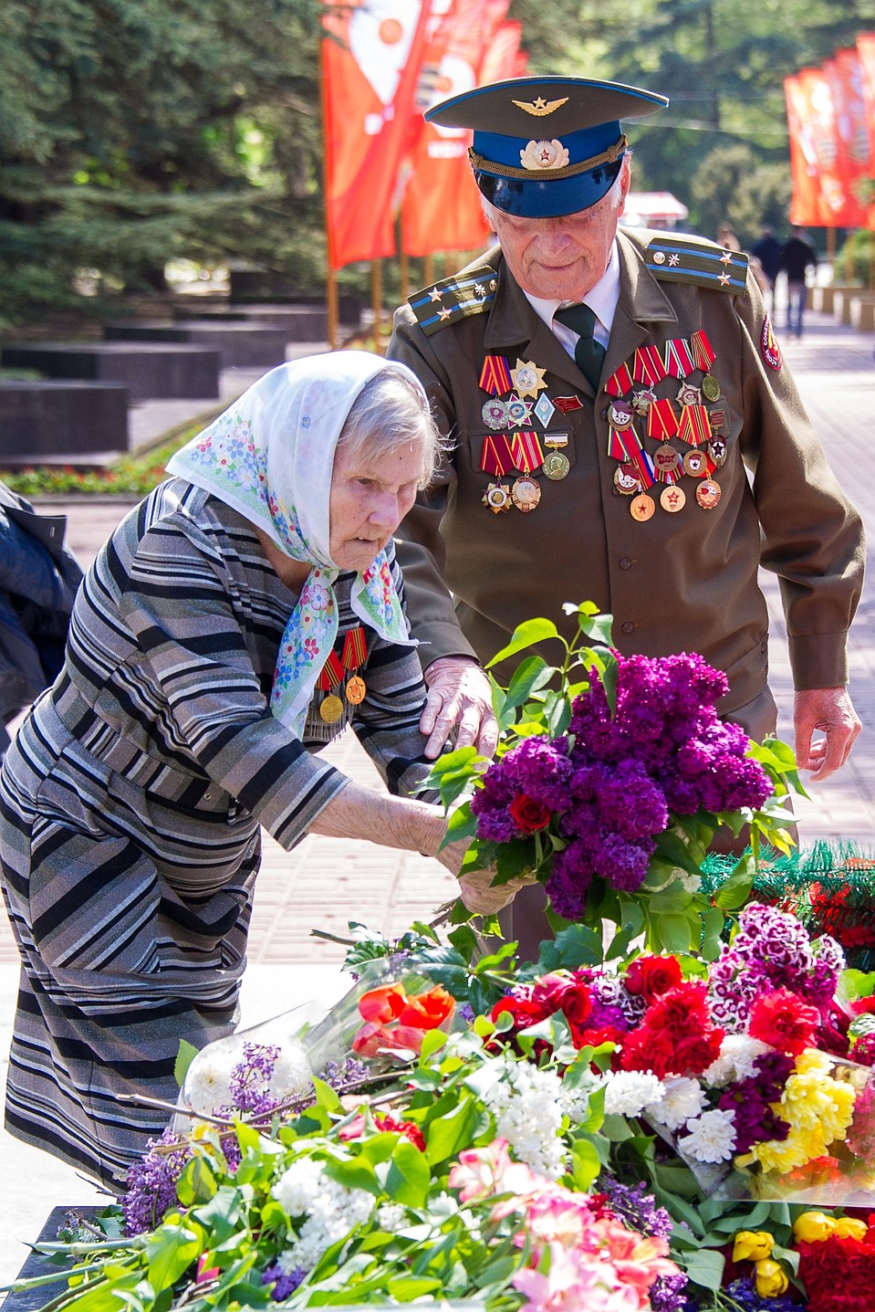 Чтобы почтить память ветеранов, симферопольцы возложили цветы к памятникам Фото: Михаил ПАТЛИС