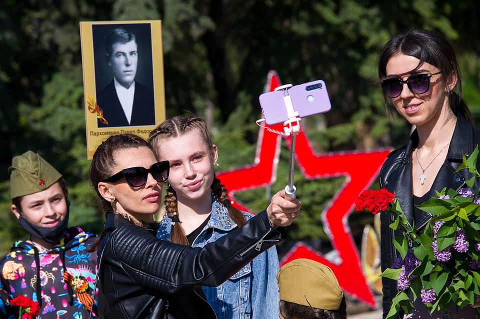 Некоторые симферопольцы вышли со штендерами с фотографиями воевавших родственников Фото: Михаил ПАТЛИС