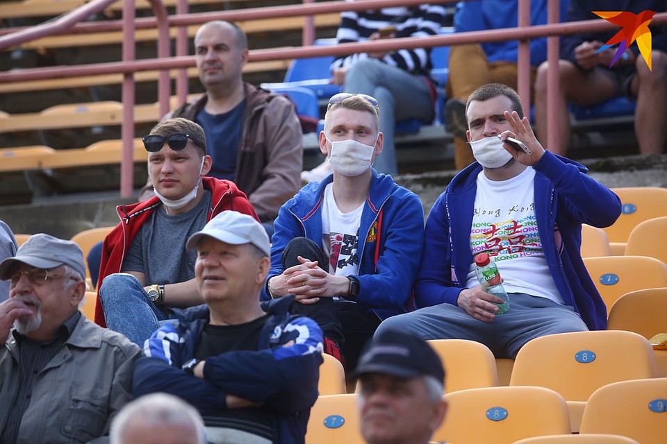 Болельщики ходят на футбол в масках, но таких мало. Фото: Святослав ЗОРКИЙ