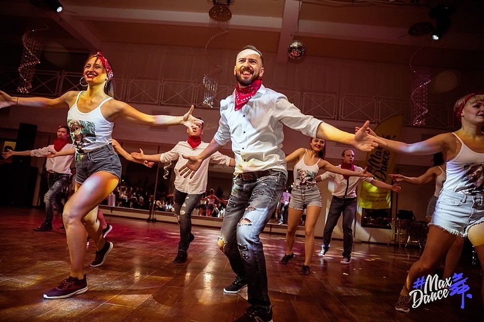 Страстная бачата от профессиональных танцоров. Фото: группа "MaxDance Танцы Сальса Бачата Екатеринбург" в соцсети "Вконтакте"