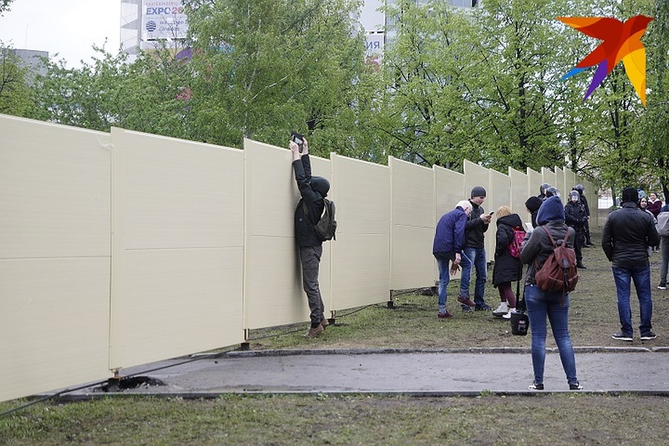 Злосчастный забор убрали лишь 20 мая по приказу мэра Фото: Алексей БУЛАТОВ