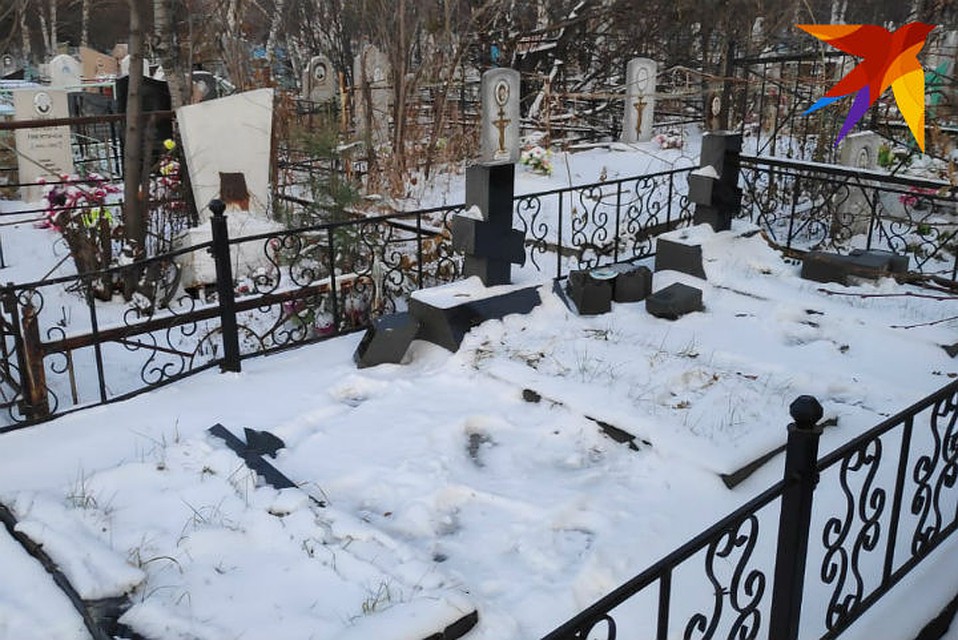 Разрушенные надгробья на могилах родных настоятеля храма. Фото: предоставлено отцом Феофаном.