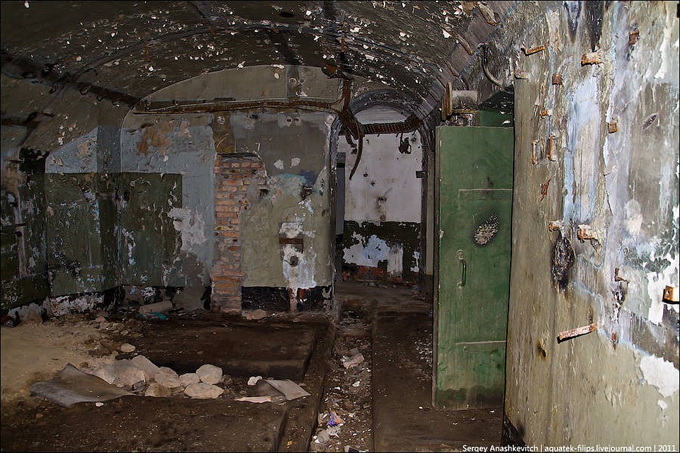 Внутрь заходить страшно. Это скорее бомжатник, а не место славы.