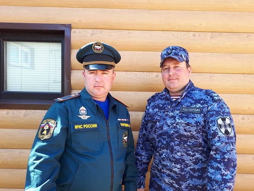 Подполковник Андрей Бородин с братом, старшим лейтенантом Павлом Бородиным. Фото: пресс-служба Росгвардии по Челябинской области