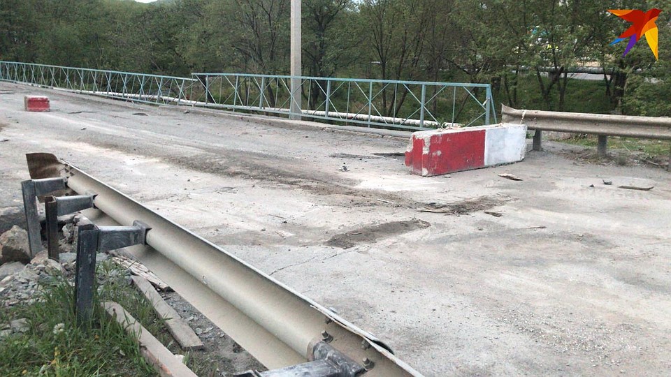 Бетонные блоки разлетелись как кегли