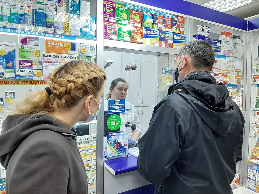 Неудобно, жарко, не слышно - таких отговорок в документах нет. Маски в помещениях должны носить все, уж особенно в аптеке. Фото: Екатерина СИМОХИНА
