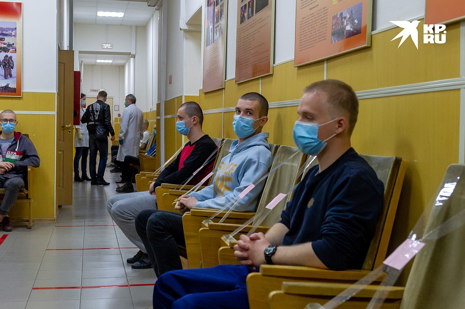 Ожидание и социальная дистанция. Фото: Олег ЗОЛОТО