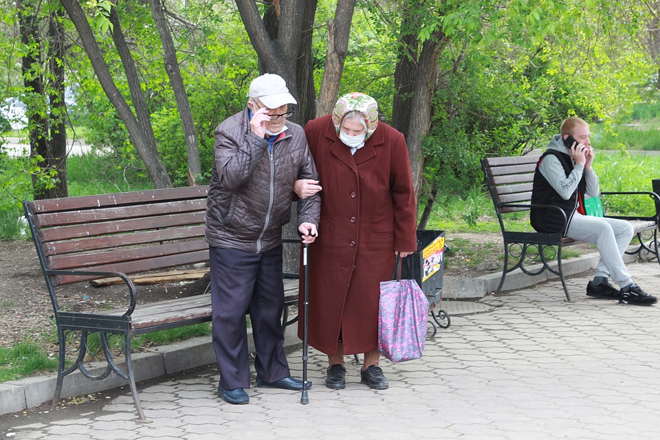 Иркутские пенсионеры также заботятся о своем здоровье и даже в соседний магазин ходят защищенными Фото: Юлия ПЫХАЛОВА