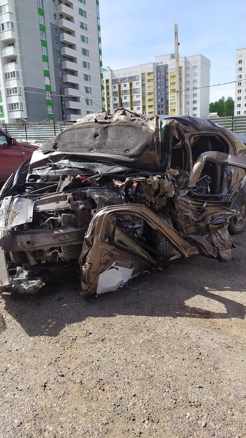Автомобиль Дениса сильно покорежен. Мужчину зажало, поэтому спасателям пришлось даже отпиливать некоторые части машины, чтобы достать тело Фото: личный архив семьи