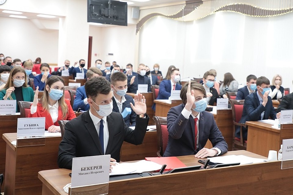 На первом заседании молодые парламентарии определили управленческий состав палаты и наметили план работ на второе полугодие Фото: Законодательная дума Хабаровского края