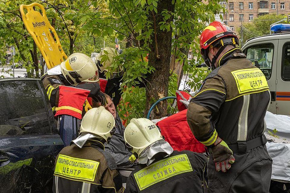 Спасатели вынимают из искореженного автомобиля пострадавшего. Фото: Департамента ГОЧС и ПБ Москвы