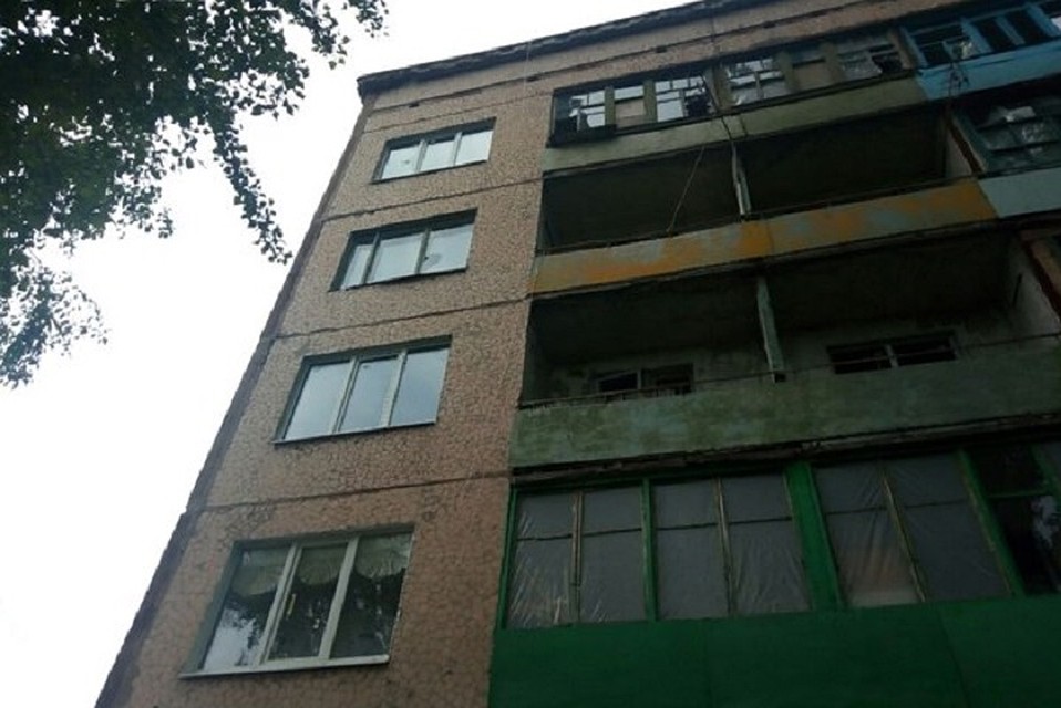 Кв. 30 лет Победы, д. 4, кв. 10, 13, 25, 85 – повреждено остекление многоквартирного жилого дома. Фото: Представительство ЛНР в СЦКК