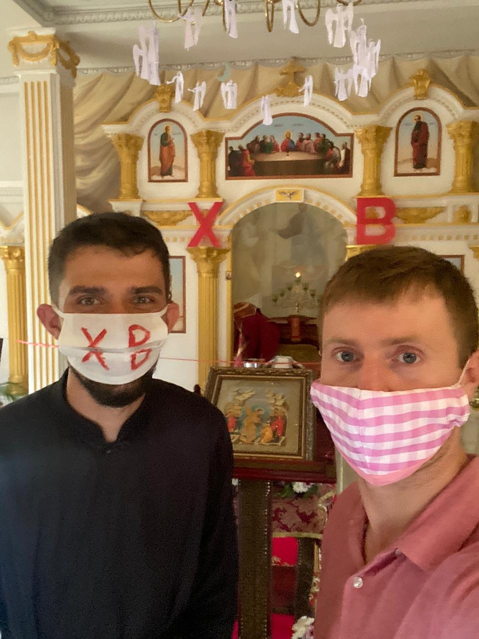 На Пасху сходили в храм, ели куличи, бились яйцами. Фото: Олега Потапова