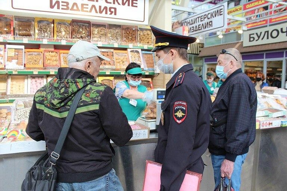Прошел рейд по продовольственным рынкам. Фото УМВД по Саратову