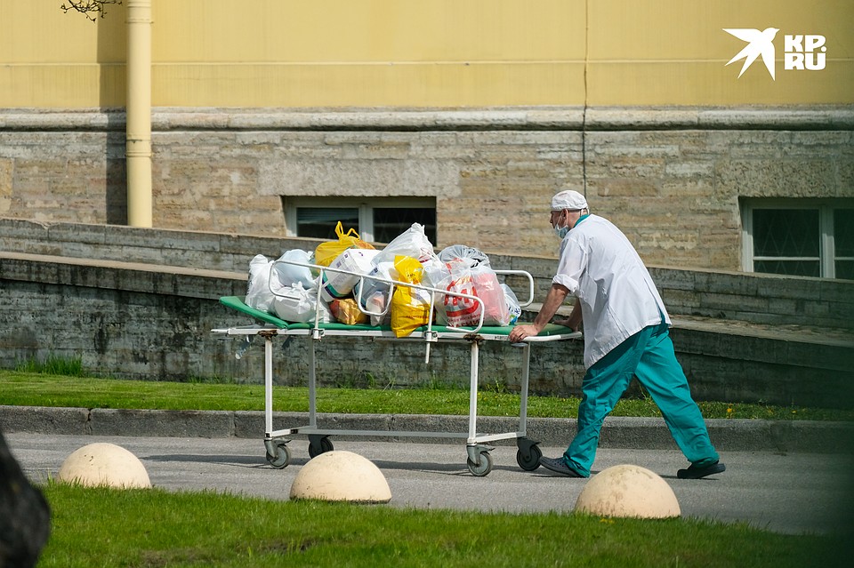 Передачи от родственников приносят в течении всего рабочего дня Фото: Артем КИЛЬКИН