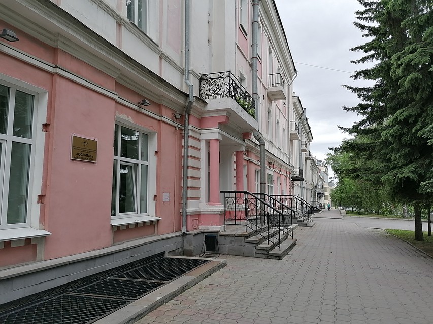 Сейчас улица возле госпиталя в самом центре города почти безлюдна. Фото: Анна МИКУЛА