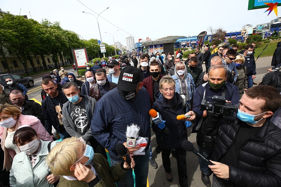Поддержать блогера Тихановского пришли сотни людей. Фото: Святослав ЗОРКИЙ