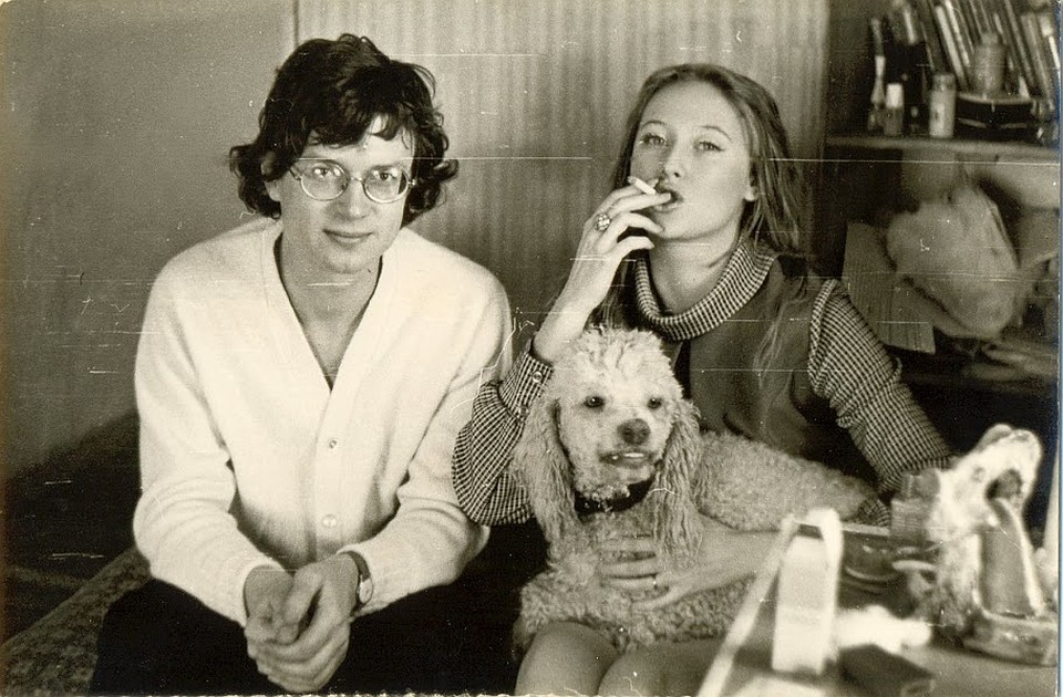 Из блога Эдуарда Лимонова: Молодожены. Весна 1973 года. Живем временно в мастерской художника Бачурина на Уланском переулке. Москва. Фото: ed-limonov.livejournal.com