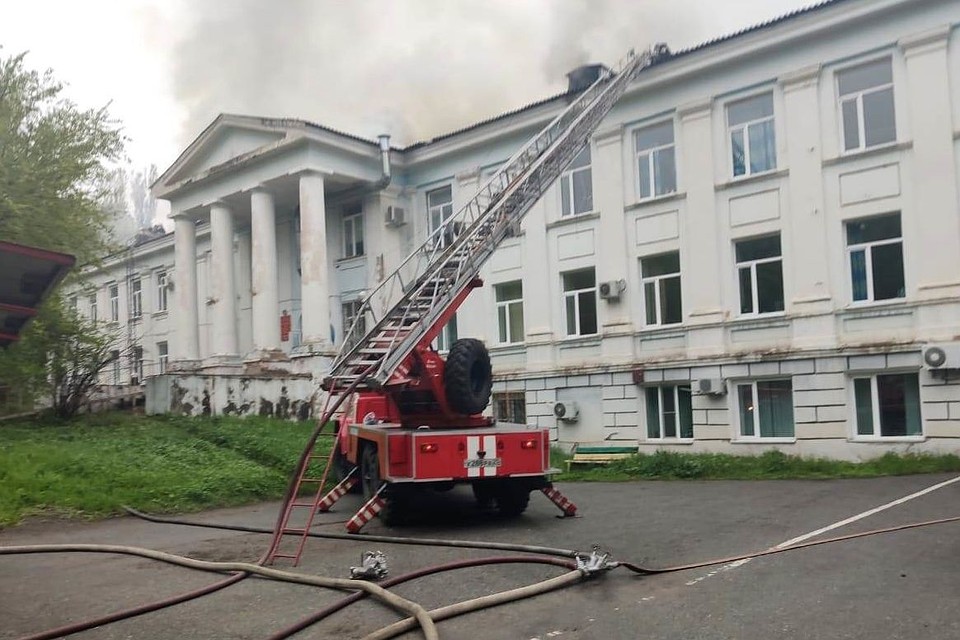 Тушение пожара продолжается Фото: 25.mchs.ru