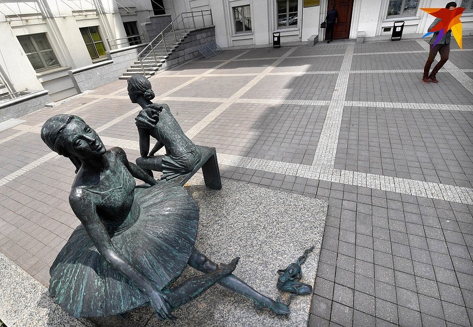 Балерины перед служебным входом в театр. Фото: Виктор ДРАЧЕВ