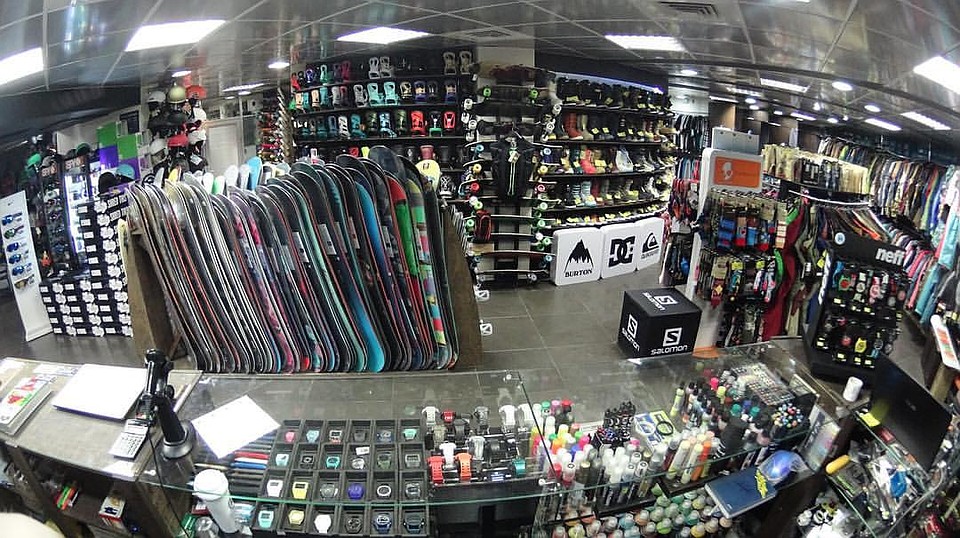 ADVANCE Board Shop открыл свои двери в 2008 году и вырос из небольшого павильона в просторный полноценный магазин Фото: Личная страница героя публикации в соцсети