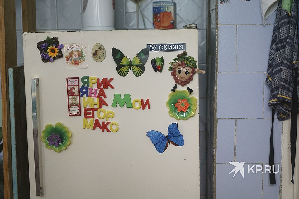 На холодильнике Елена сложила имена своих детей магнитиками. Фото: Алексей БУЛАТОВ