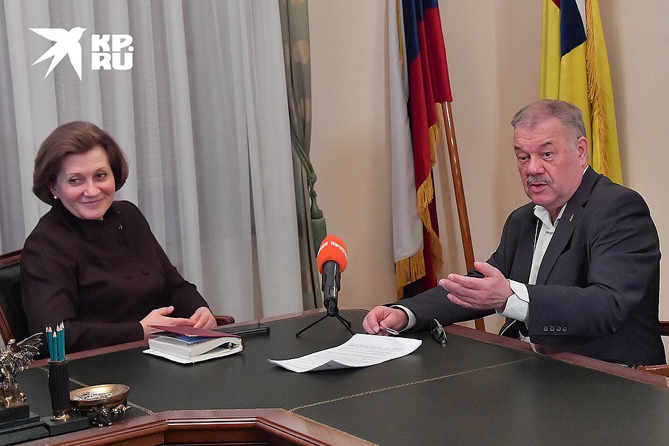 Анна Попова и журналист "Комсомольской правды" Александр Гамов во время интервью. Фото: Владимир ВЕЛЕНГУРИН