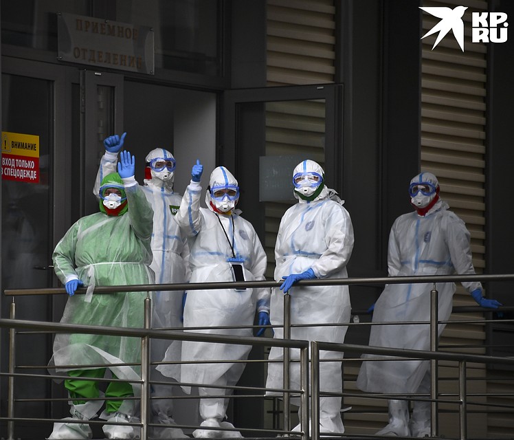Бригада приемного отделения желает здоровья. И не попадать в больницу. Фото: Иван МАКЕЕВ