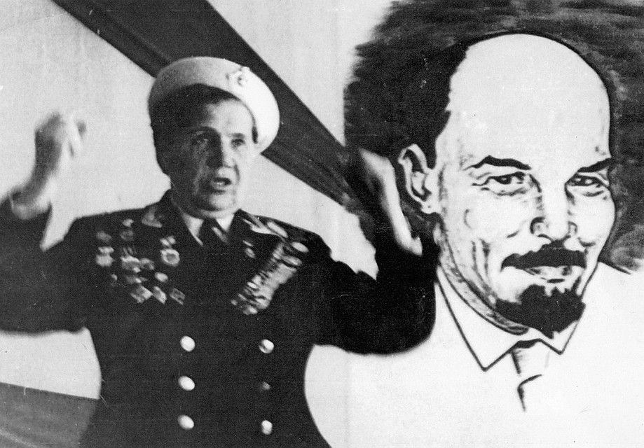 Таисия Шевелева авступает в актовом зале перед учащимися Новосокольнической городской средней школы. 1982 год.