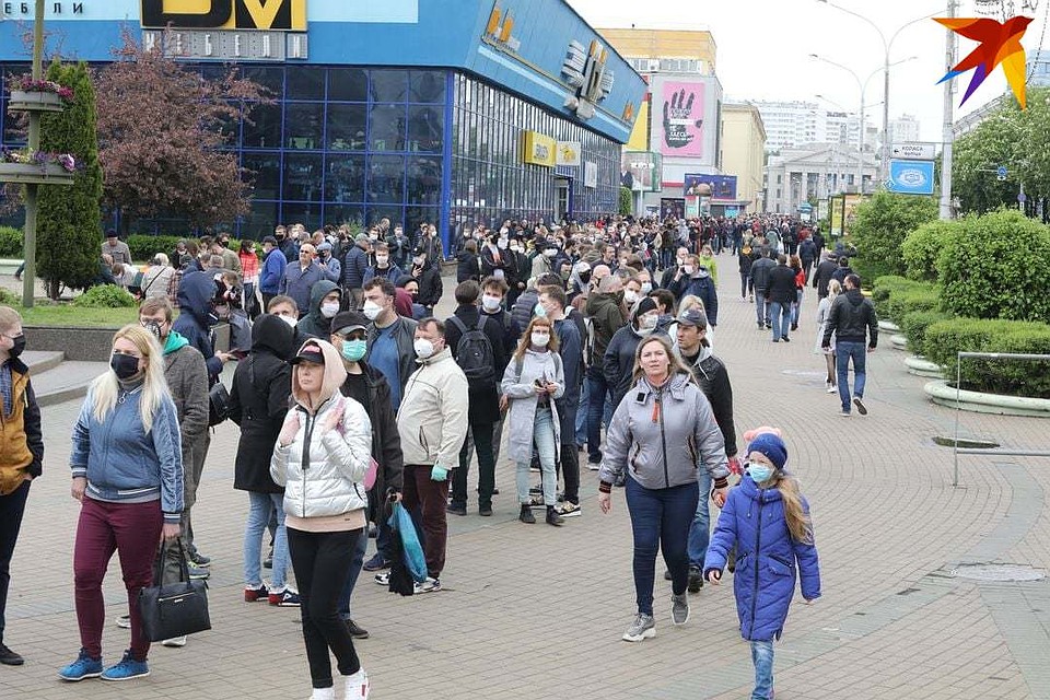 Очередь из желающих поставить подпись за Светлану Тихановскую растянулась на сотни метров. Фото: Дмитрий ЛАСЬКО