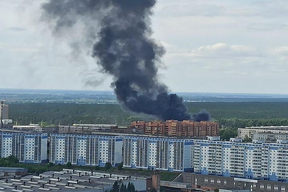 Дым от пожара виден в разных районах Новосибирска. Фото: Алена МАРТЫНОВА