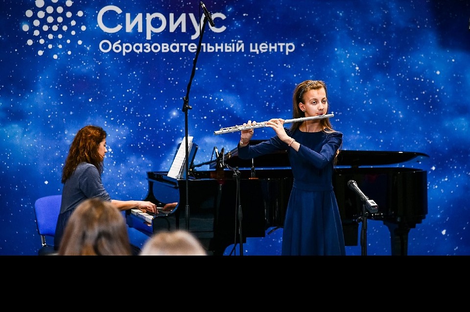 В этом году Полина заслужила поездку в сочинский лагерь "Сириус", который называют "путинским лицеем".